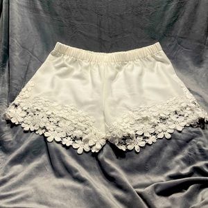 White elastic waist lace trimmed shorts Large
